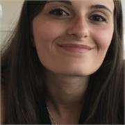 Giovane universitaria con diploma liceo scientifico